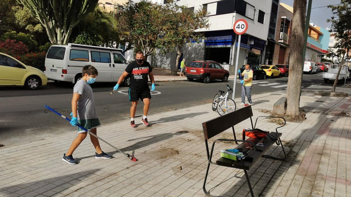 Los vecinos de Las Mesas limpian zonas del barrio