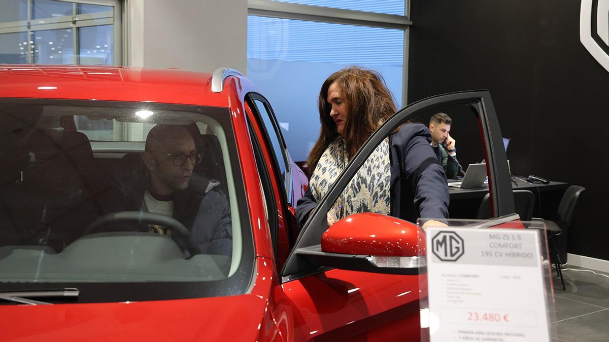 El coche de uno de los concesionarios de Vigo, con el precio al frente.