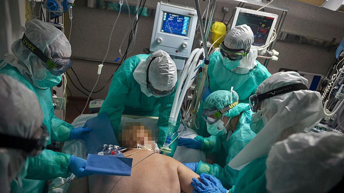 Sanitarios atienden a un paciente de COVID en la UCI de Povisa.