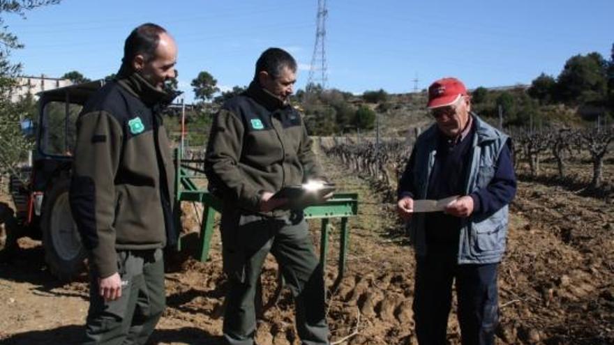 Agents Rurals de l&#039;Anoia informen a un pagès d&#039;Hostalets de Pierola