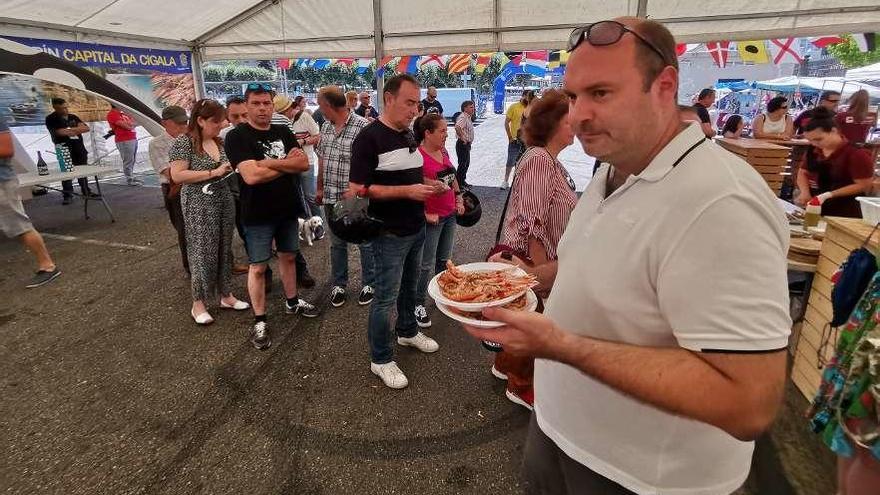 Colas para comprar las raciones de cigalas en la carpa instalada en la alameda. // S.A.