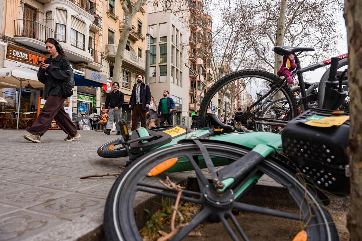 Bicicletas tumbadas en las calles de Barcelona, a consecuencia de los fuertes vientos en la ciudad