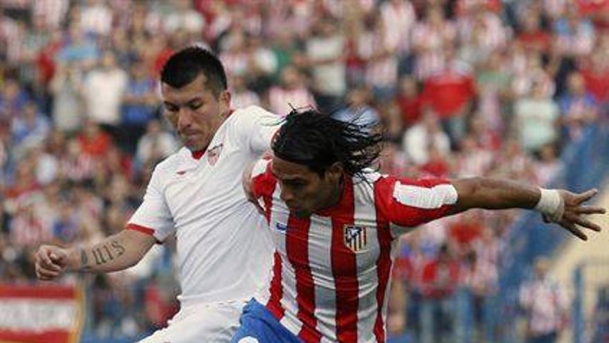 El Atlético recibe al Sevilla sin Falcao