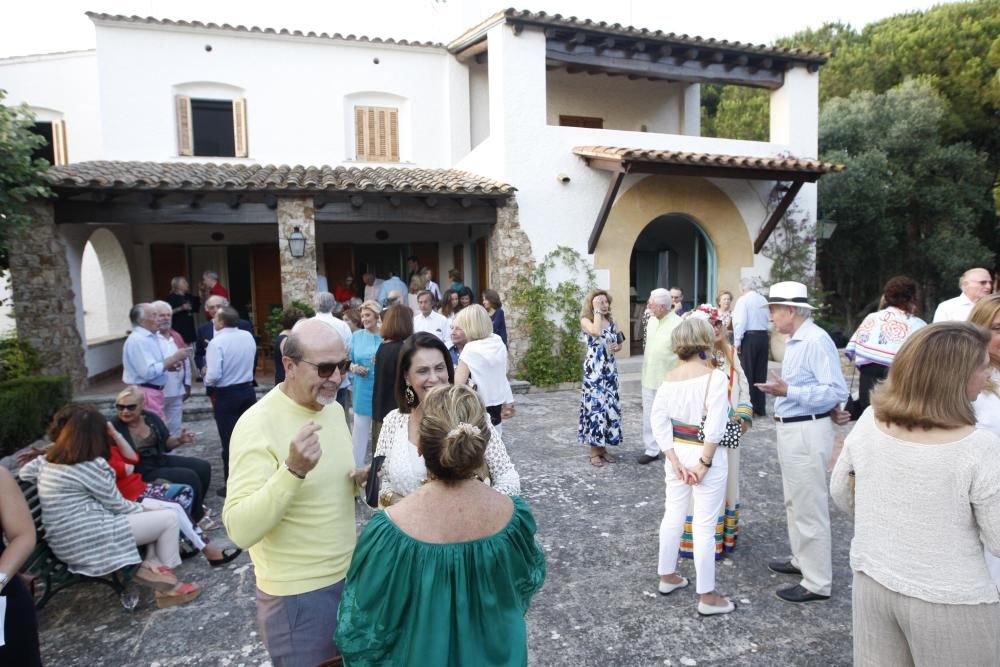 Amics i convidats de la família Sentís abans de la recepció prèvia a la Cantada d'Havaneres