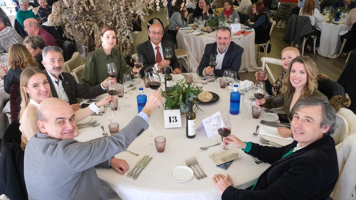 Fernando Ramón, subdirector de INFORMACIÓN; Ana Mayor, directora de Comunicación de Port Hotels y Rafael Blanquer, director general de Port Hotels; Marga Antón, concejala de Cultura del Ayuntamiento de Elche; José Gómez, del restaurante Racó del Pla; Francisco J. Bernabé, de INFORMACIÓN; Nati Adsuar y Noelia Pascual, del restaurante Cachito; y Manuel Alarcón, delegado de INFORMACIÓN en Elche.