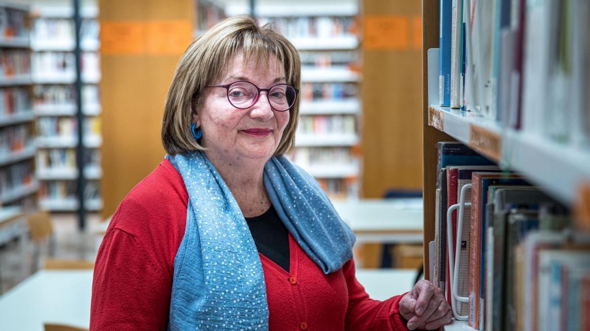 Montse Margarit a la biblioteca del Casino, on participa en clubs de lectura
