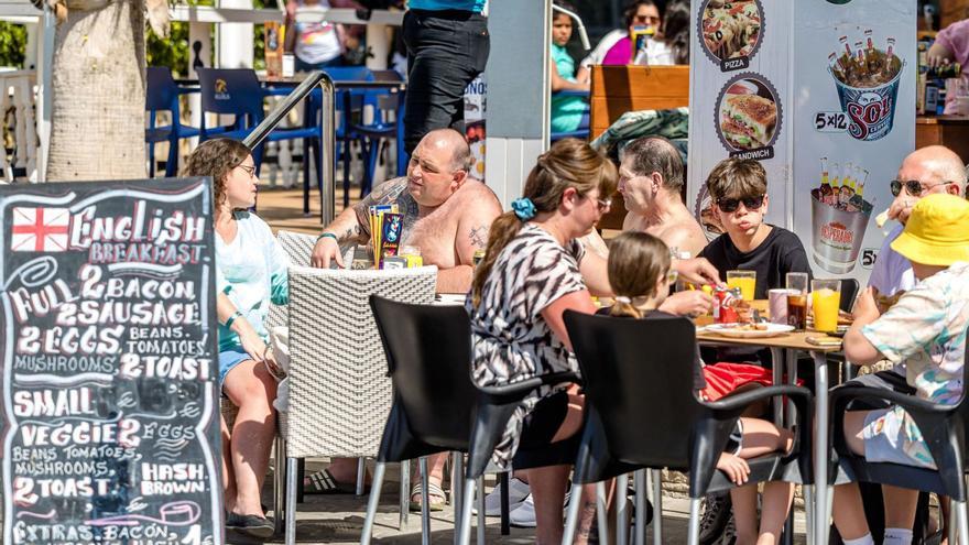 El turista británico aminora la apuesta por el Mediterráneo en favor de los destinos canarios