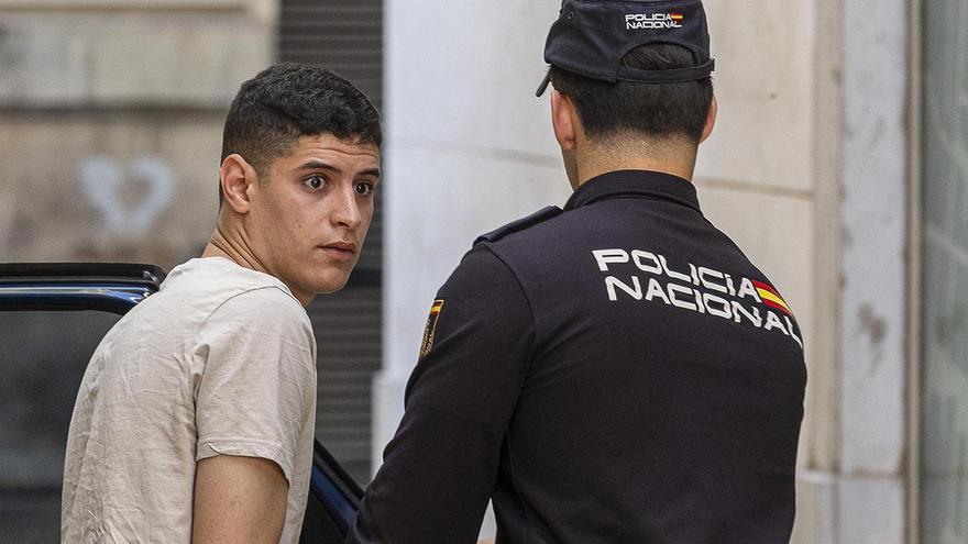 El acusado a su llegada a la Audiencia Provincial