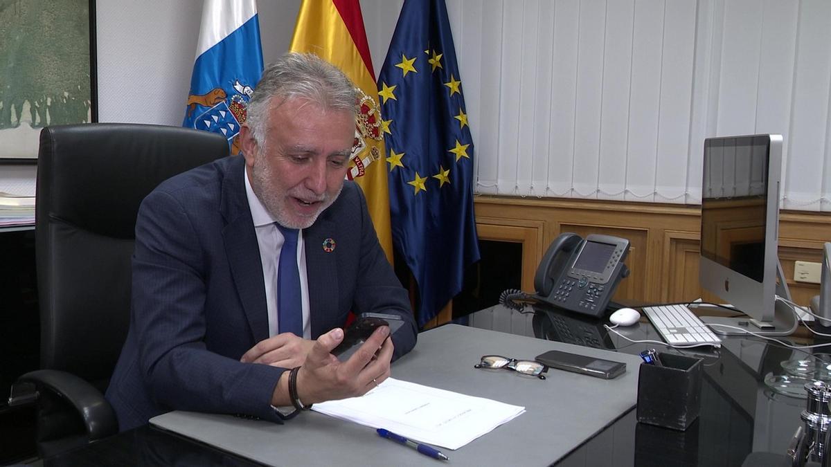 Imagen del presidente del Gobierno de Canarias, Ángel Víctor Torres, comunicando los ganadores de los Premios Canarias 2023.