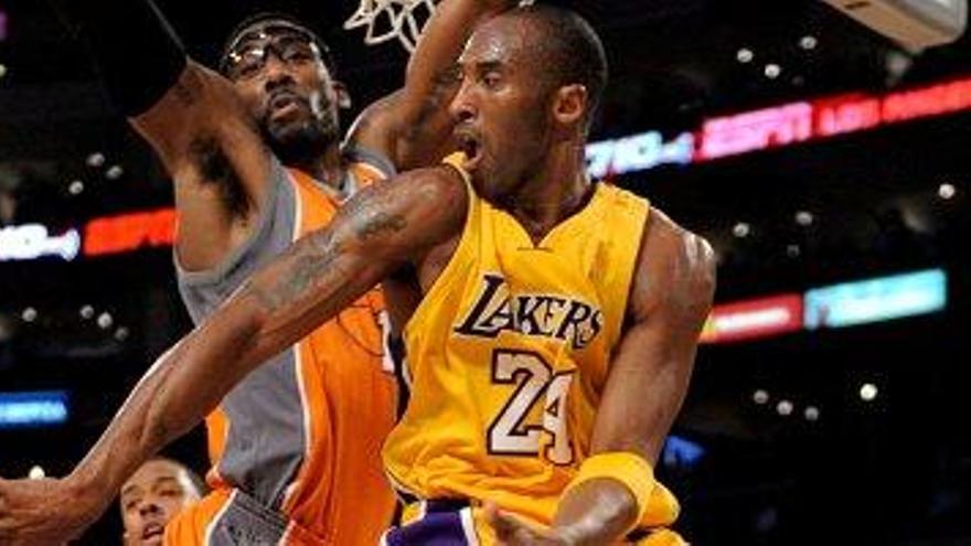 James y Bryant colocan como líderes a Cavaliers y Lakers