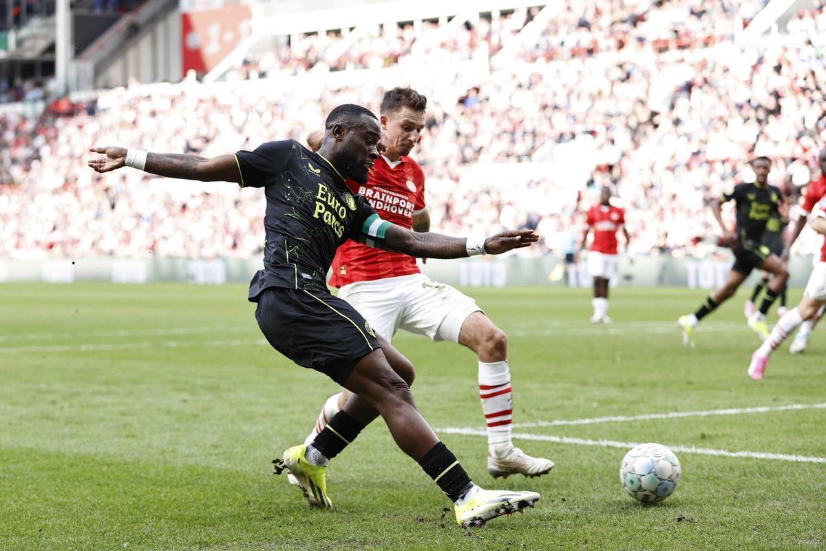 Geertruida durante un partido con el Feyenoord