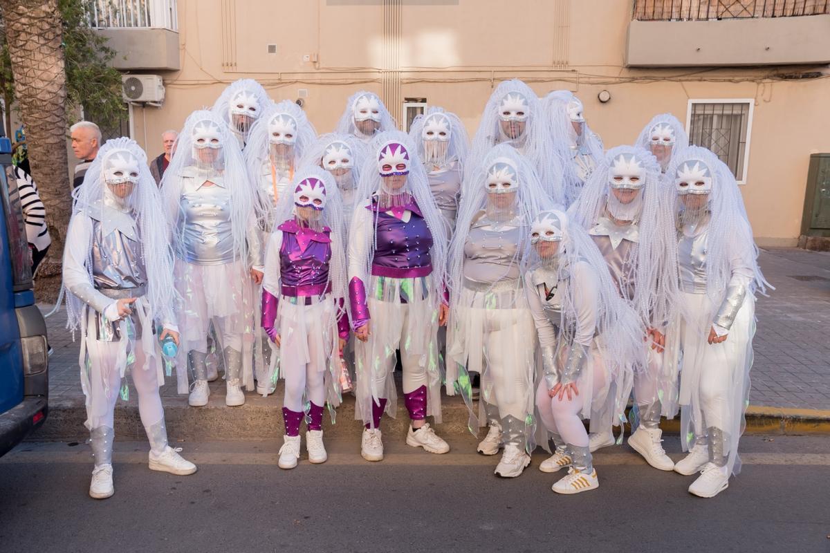 La cabalgata fallera llena de color el Port de Sagunt