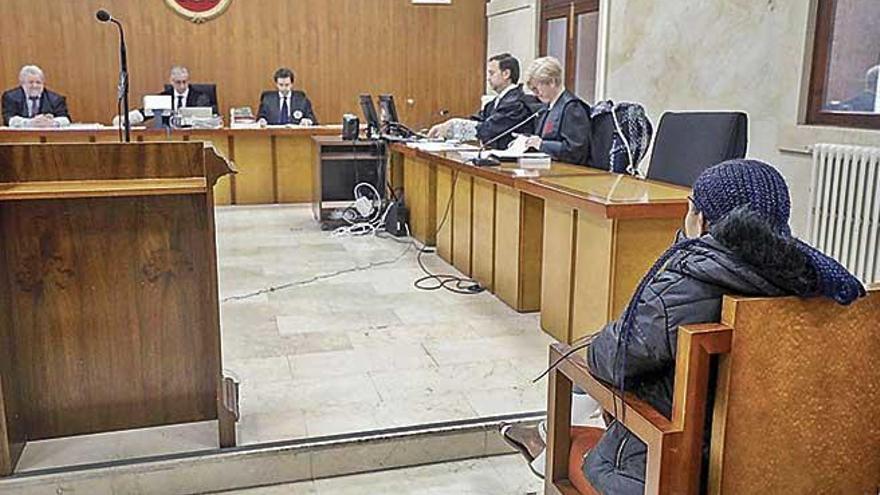 La madre puesta en libertad, durante el juicio celebrado en la Audiencia.