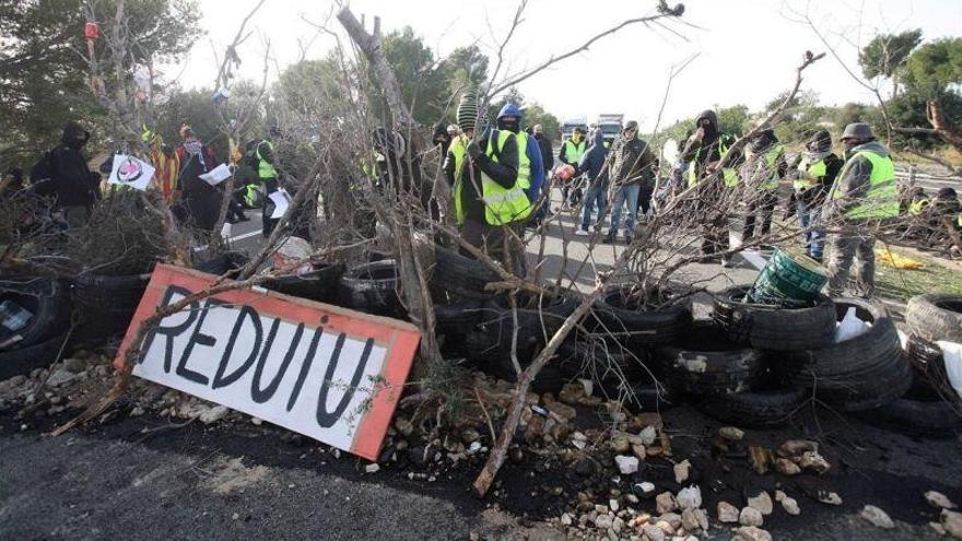 El corte de la AP-7 en L&#039;Ampolla causa retenciones y tensión entre camioneros y los CDR