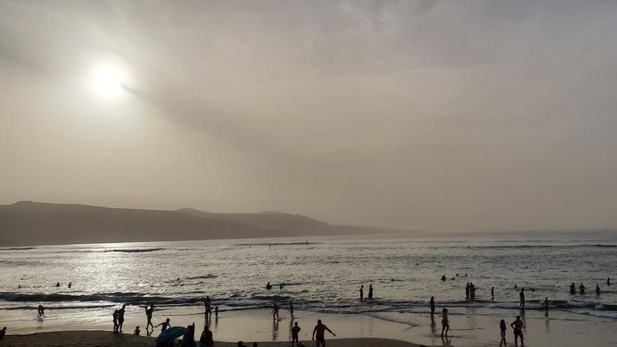 What will the weather be like this Tuesday in the Canary Islands?