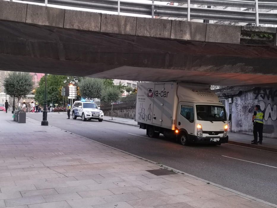 Un camión de alquiler se atasca bajo el puente de Alfonso XIII