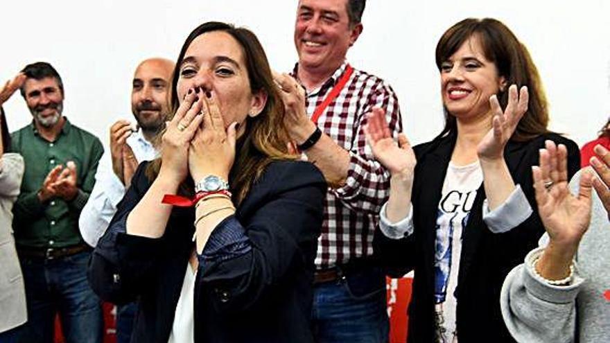 Rey, en la noche electoral en la sede del PSOE local, con Lage y Villoslada, a su derecha, en segundo plano.