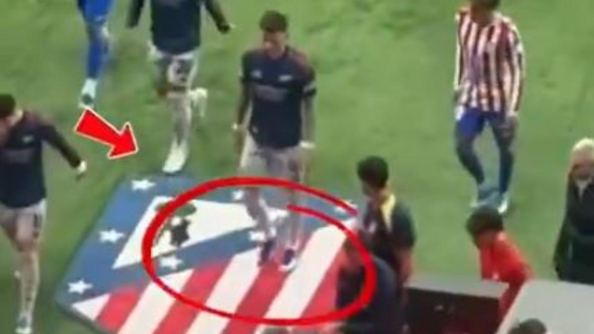 Simeone estalló contra White por pisar el escudo del Atlético de Madrid