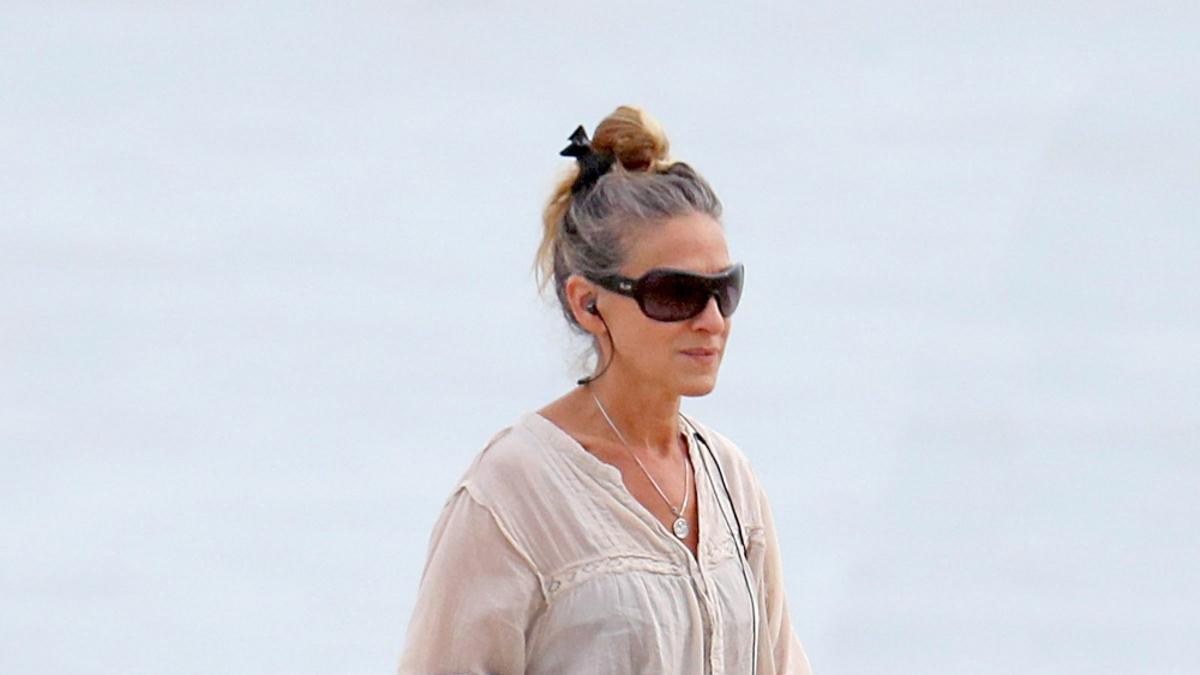 Sarah Jessica Parker con blusón estilo boho en la playa