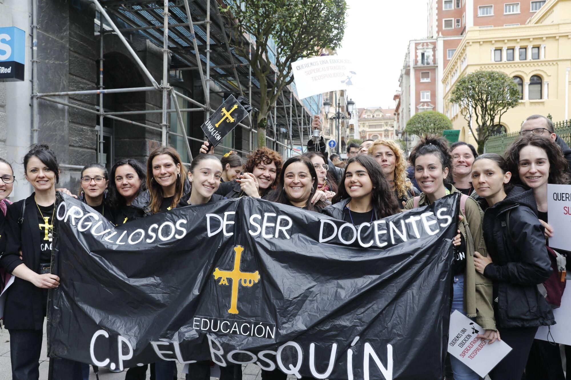EN IMÁGENES: Nueva manifestación masiva de los docentes, que acabó en la Junta General 