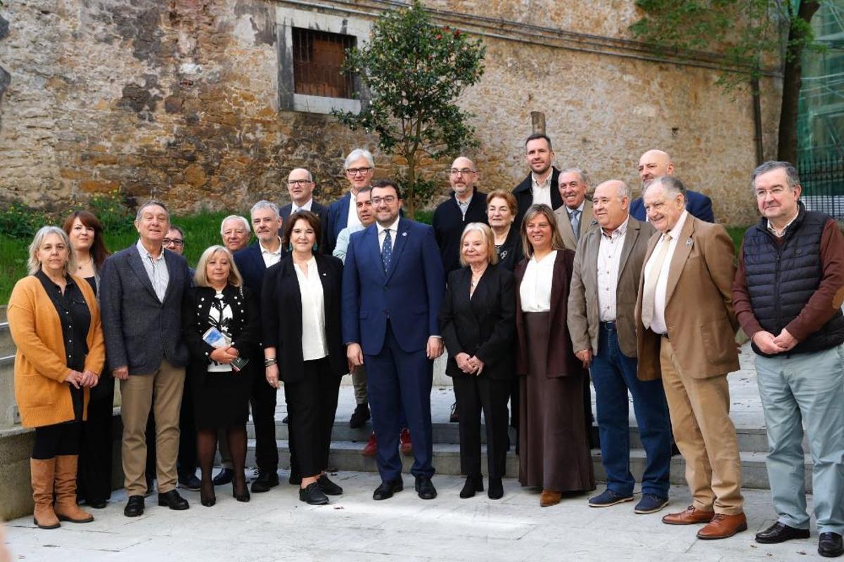 Adrián Barbón, en el centro, con los integrantes del Consejo de Comunidades Asturianas.
