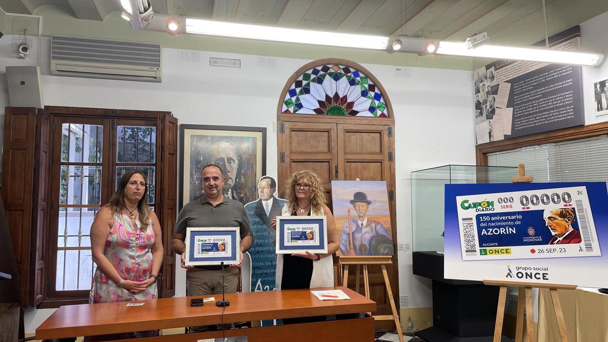 Mercedes Navarro, directora de la Casa Museo Azorín ;Loren Amat, alcalde de Monóvar y Estela Medina, directora de la ONCE en Alicante.