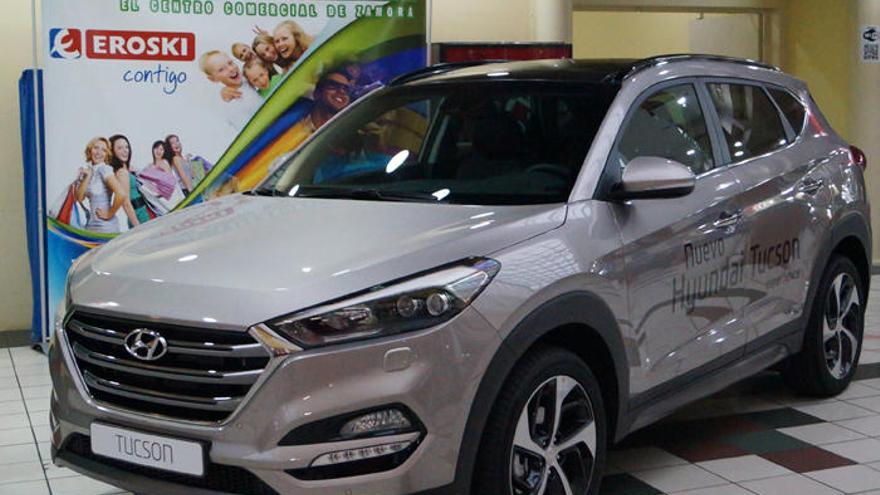 El modelo Hyundai Tucson se expone en el CC Valderaduey.