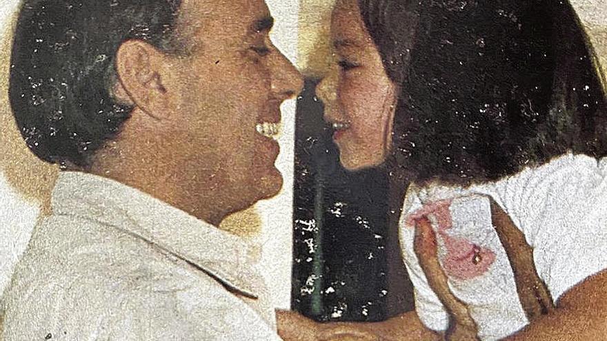 Una imagen de niña con su padre, Carlos Falcó.