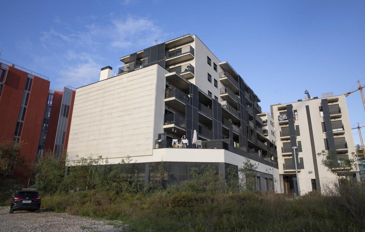 Bloque de pisos de protección oficial de la Marina del Prat Vermell con problemas con el agua caliente y calefacción