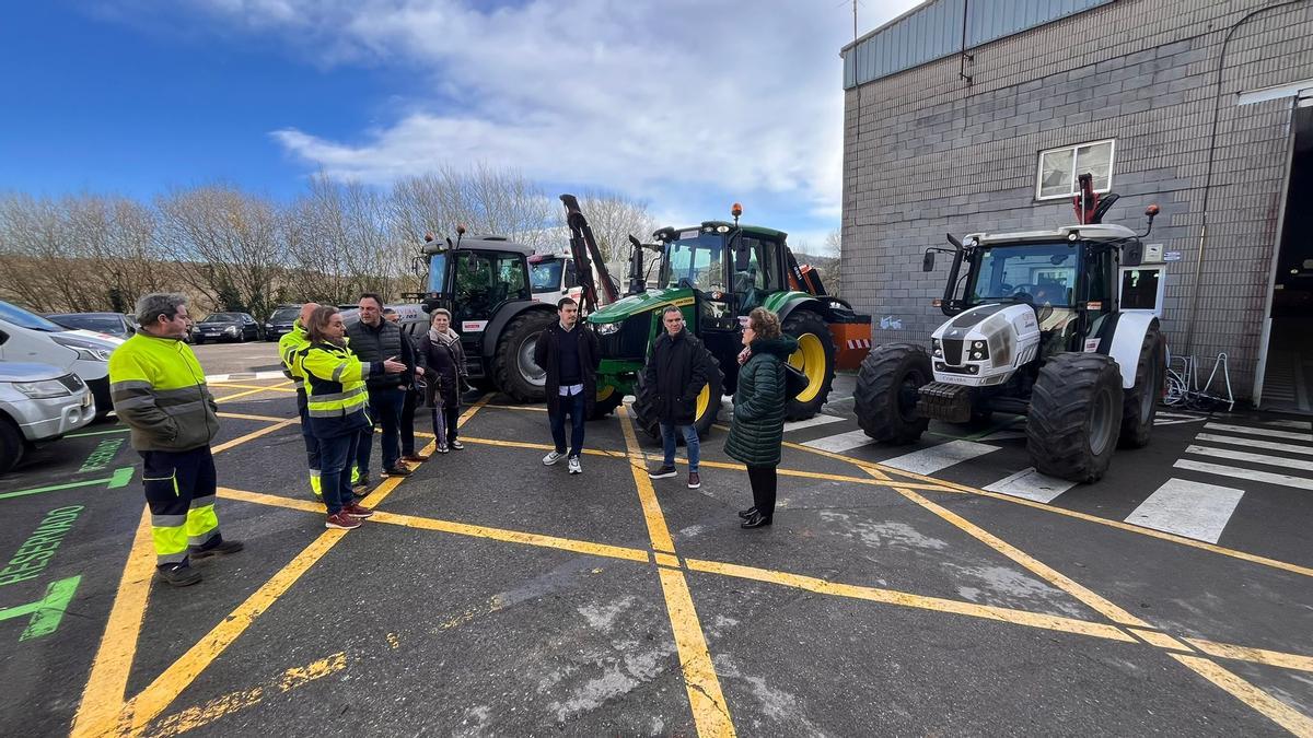Un momento de la presentación del nuevo tractor con el alcalde de Corvera, Iván Fernández.