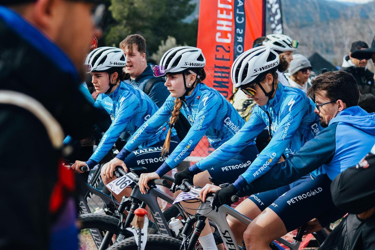 Parte del equipo Júnior femenino del Kazajoz en Chelva.