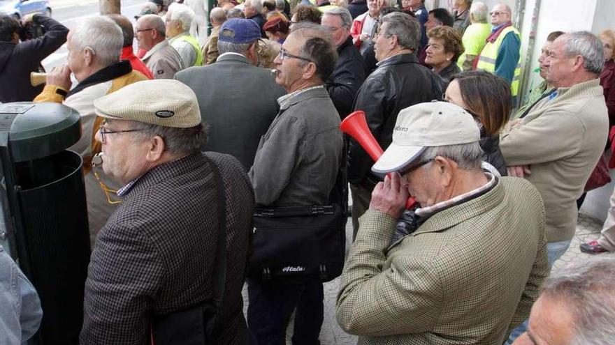 Protesta de pensionistas emigrantes retornados en Santiago .