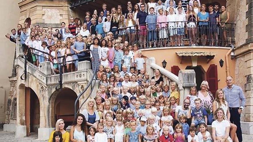 Es werden immer mehr: Schulleiter Stefan Sandqvist (re.) mit Schülern und Lehrern im Hof der Villa Schembri.