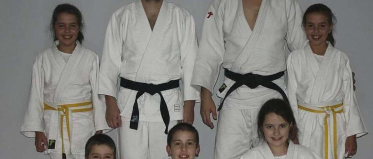 Uno de los grupos de alumnos con lo que cuenta el Judo Club Base en su primera temporada.