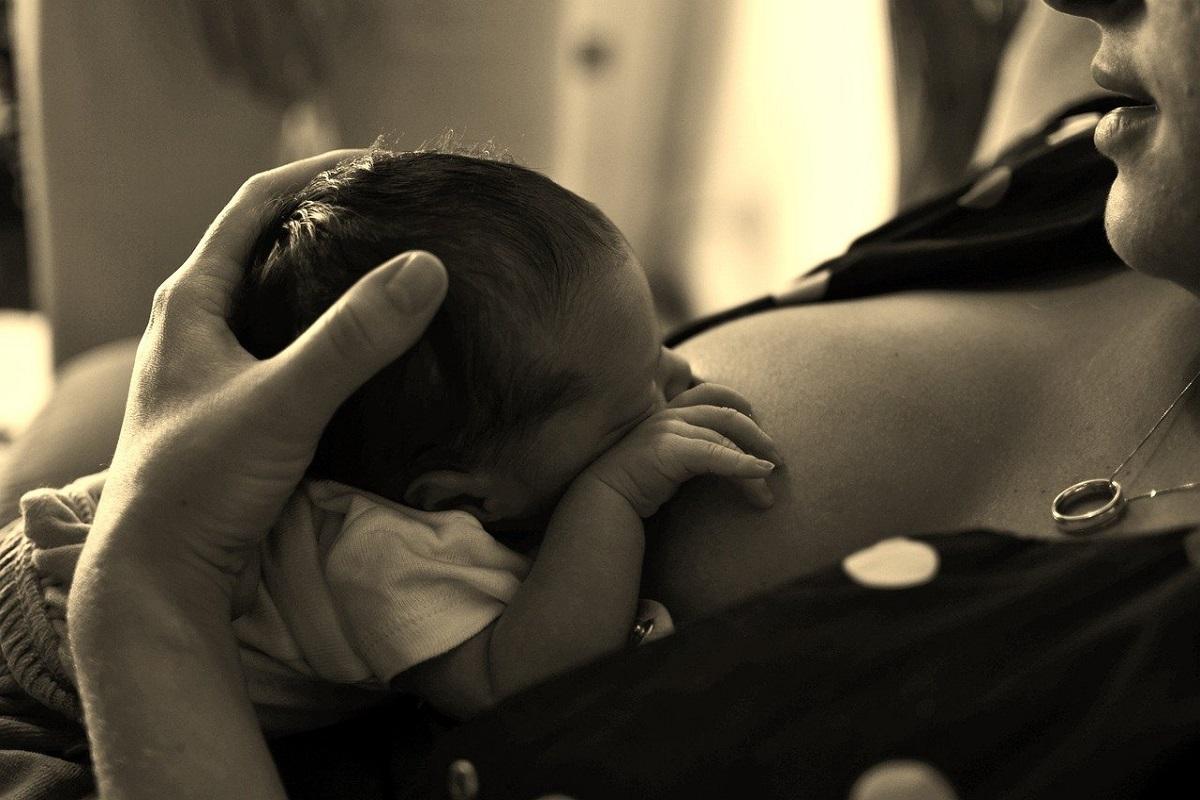 Fumadoras, carnívoras… ¿Qué tipo de madres tienen leche materna con metales contaminantes?