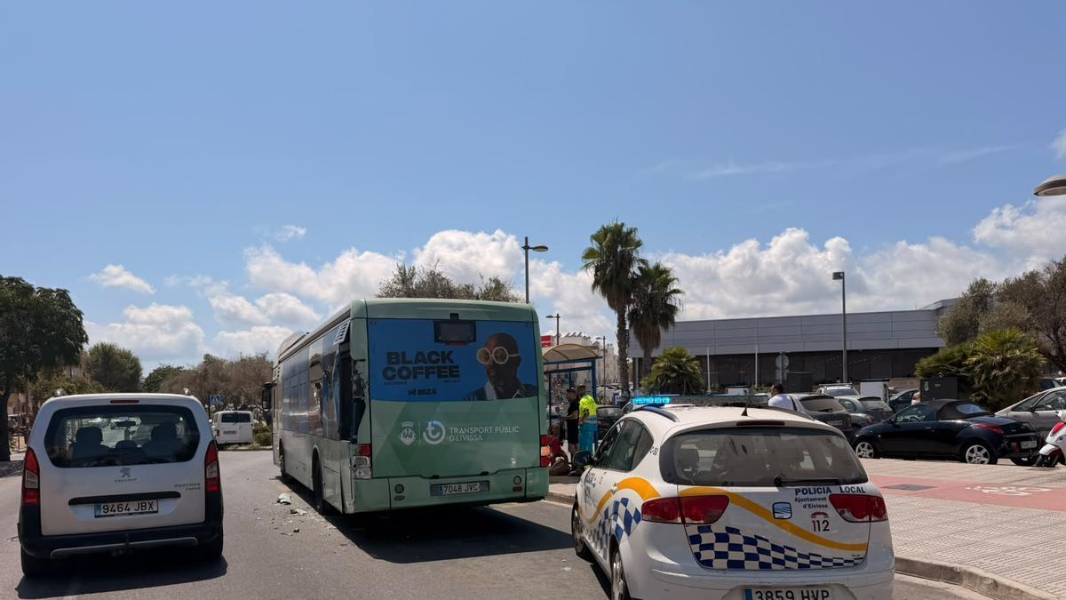 La Policía Local y dos ambulancias acudieron al lugar del siniestro.