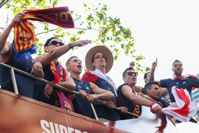 ¡De locos! Las mejores imágenes de una ciudad entregada al Barça