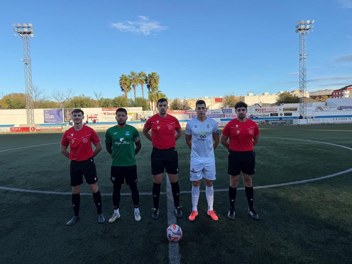 Los capitanes del Olímpic y del Calpe, junto a los árbitros, al inicio del partido en la Murta.