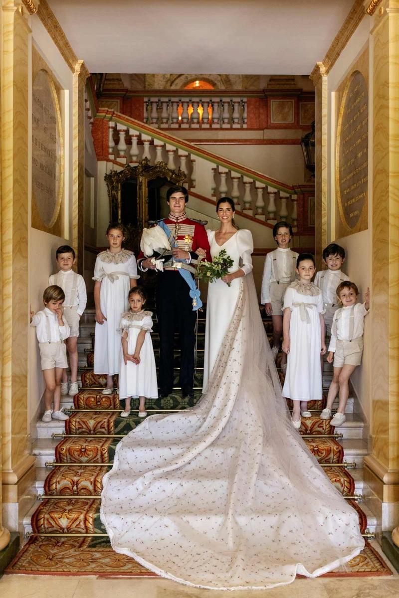 Belén y Carlos Fitz-James Stuart posan el día de su boda con sus damas de honor y pajes