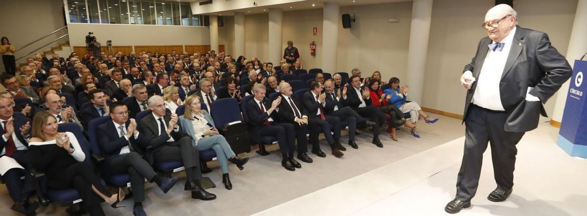 Fonseca Moretón, ante las autoridades y asistentes al acto. En primera fila, por la izquierda: Fernández-Tapias, González, Conde,  Pastor, Rueda, Rodríguez, Caballero, Regades, Formoso, Caride y Larriba. En segunda fila, Rocha, Almuiña, Gonzalo Caballero,  Marnotes, Fernández, Nicieza, Montenegro, Pérez Nieto, Da Silva, el obispo Fiuza y Vieites, entre otros. |   // RICARDO GROBAS