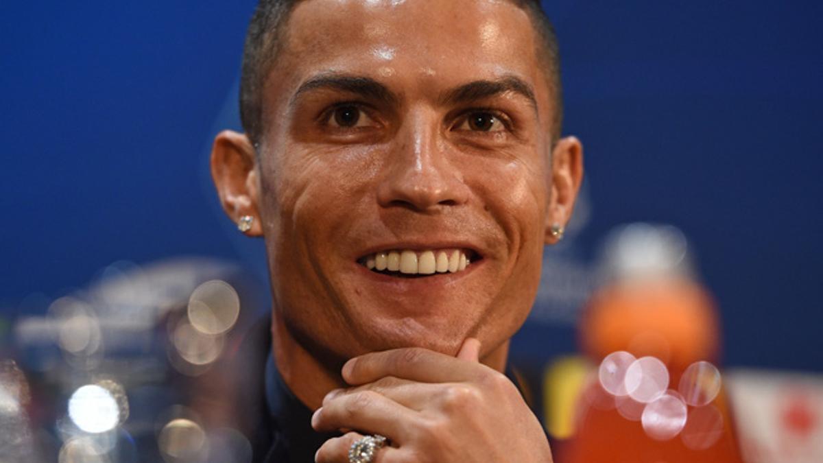 Cristiano Ronaldo luce joyas exclusivas en la rueda de prensa previa a su partido de Champions