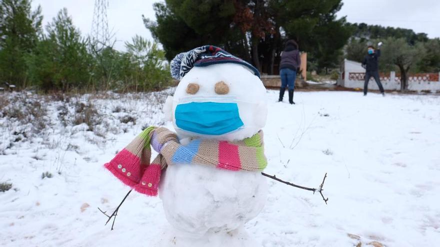 Muñeco de nieve en el puerto de Biar.