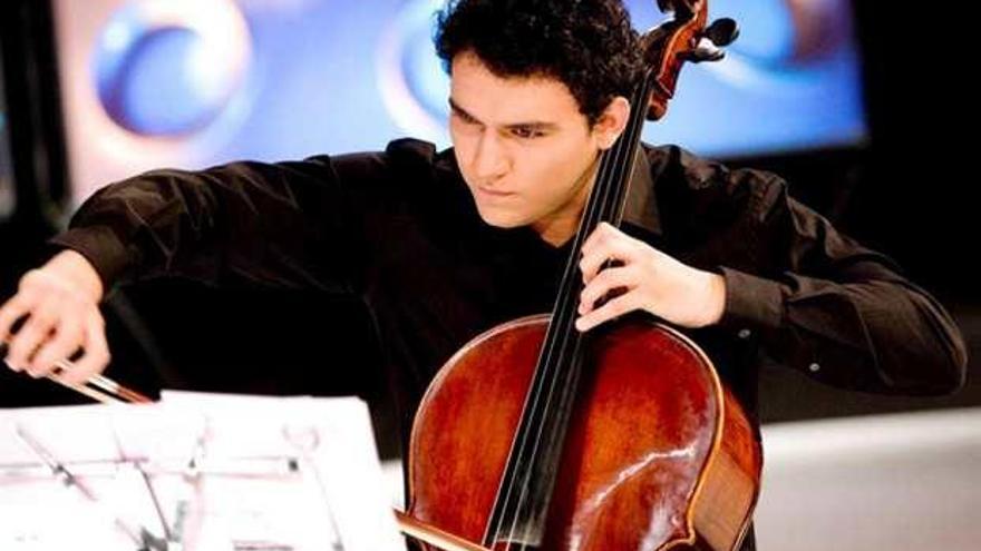 Pedro Peláez, un cellista malaqueño que gano el concurso de jovenes talentos andaluces, debutó ayer.