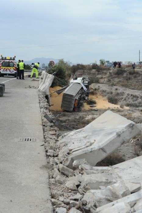 Herido el conductor de un camión en Lorca tras caer desde la autovía A-7 a una rambla