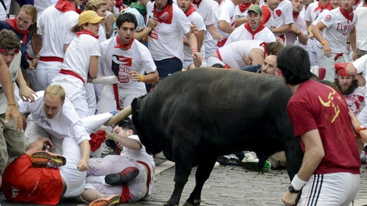 UN TORO REZAGADO CREA PELIGRO EN UN LARGO ENCIERRO CON DOS CORNEADOS