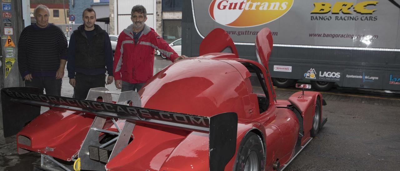 Por la izquierda, Juan Pérez, Javier Díaz y Jesús Bango, fundador y responsable de Bango Rancing Cars, junto a uno de los coches que fabrica la empresa langreana.