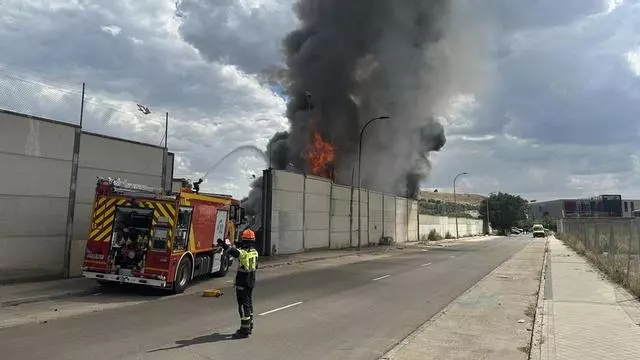 Los bomberos trabajan para sofocar un incendio de chatarra en Vicálvaro