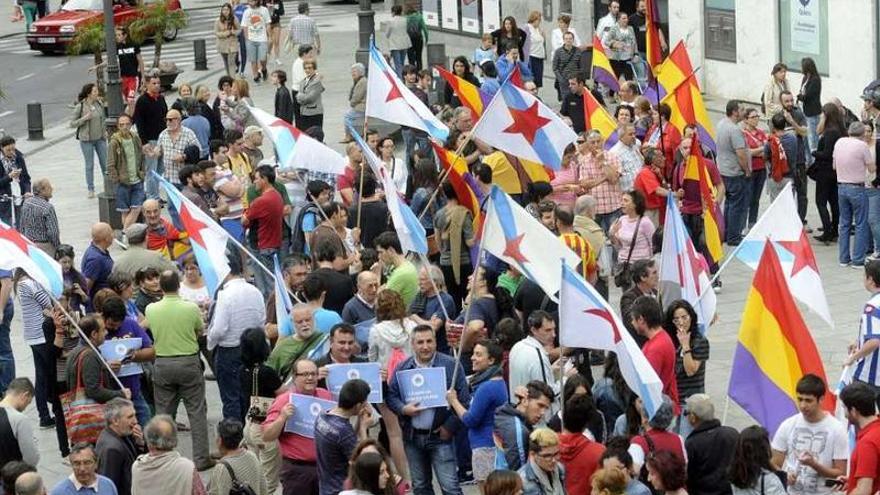 Participantes en la concentración celebrada ayer en la Plaza de Galicia, de Vilagarcía.