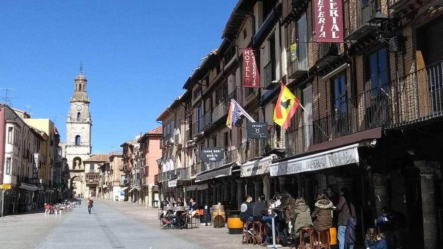 Toresanos y visitantes disfrutaron ayer de las terrazas instaladas en la Plaza Mayor de Toro.