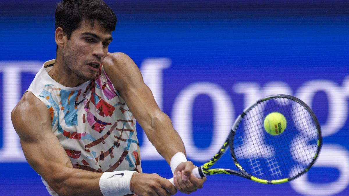 Flushing Meadows (United States), 04/09/2023.- Carlos Alcaraz of Spain returns the ball to Matteo Arnaldi of Italy during their fourth round match at the US Open Tennis Championships at the USTA National Tennis Center in Flushing Meadows, New York, USA, 04 September 2023. The US Open runs from 28 August through 10 September. (Tenis, Italia, España, Nueva York) EFE/EPA/SARAH YENESEL 22374